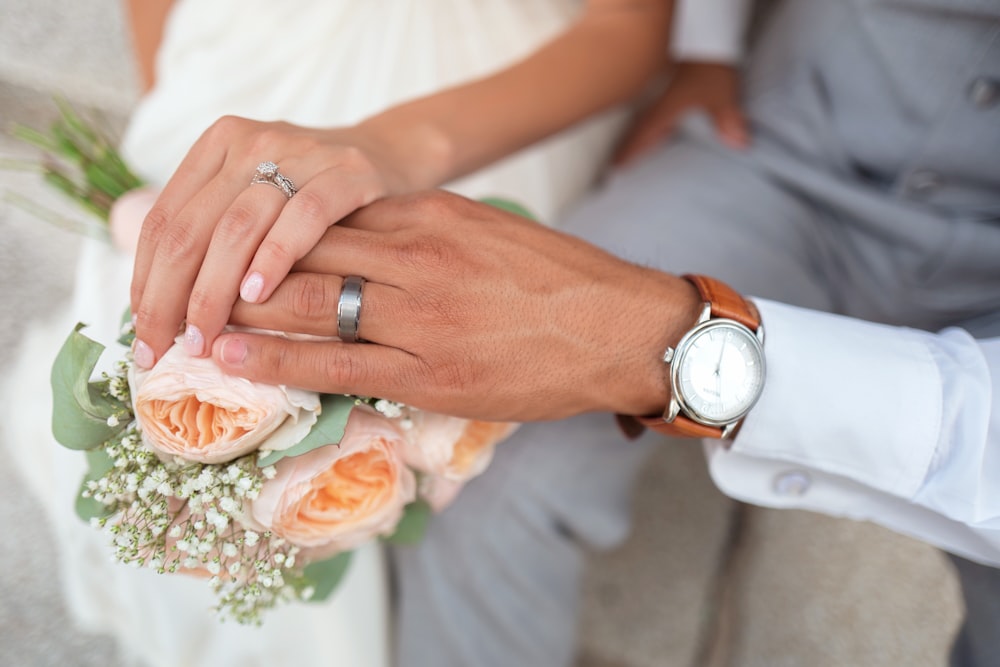 結婚指輪と花束