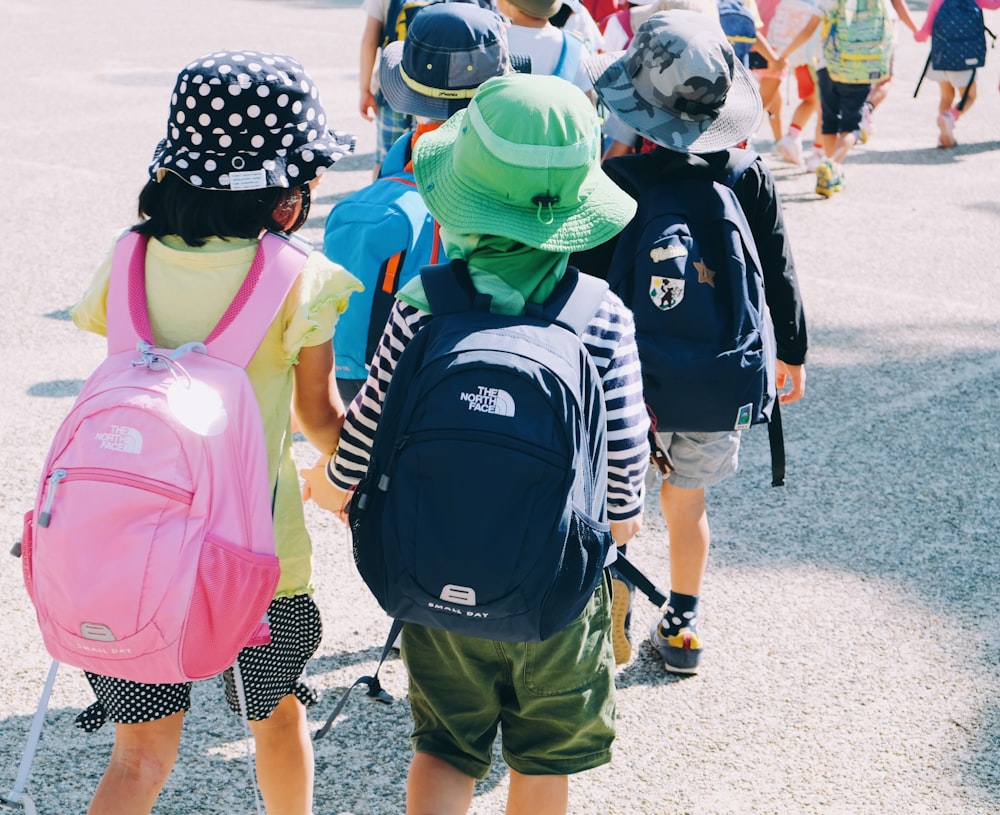 並んで歩く小学生