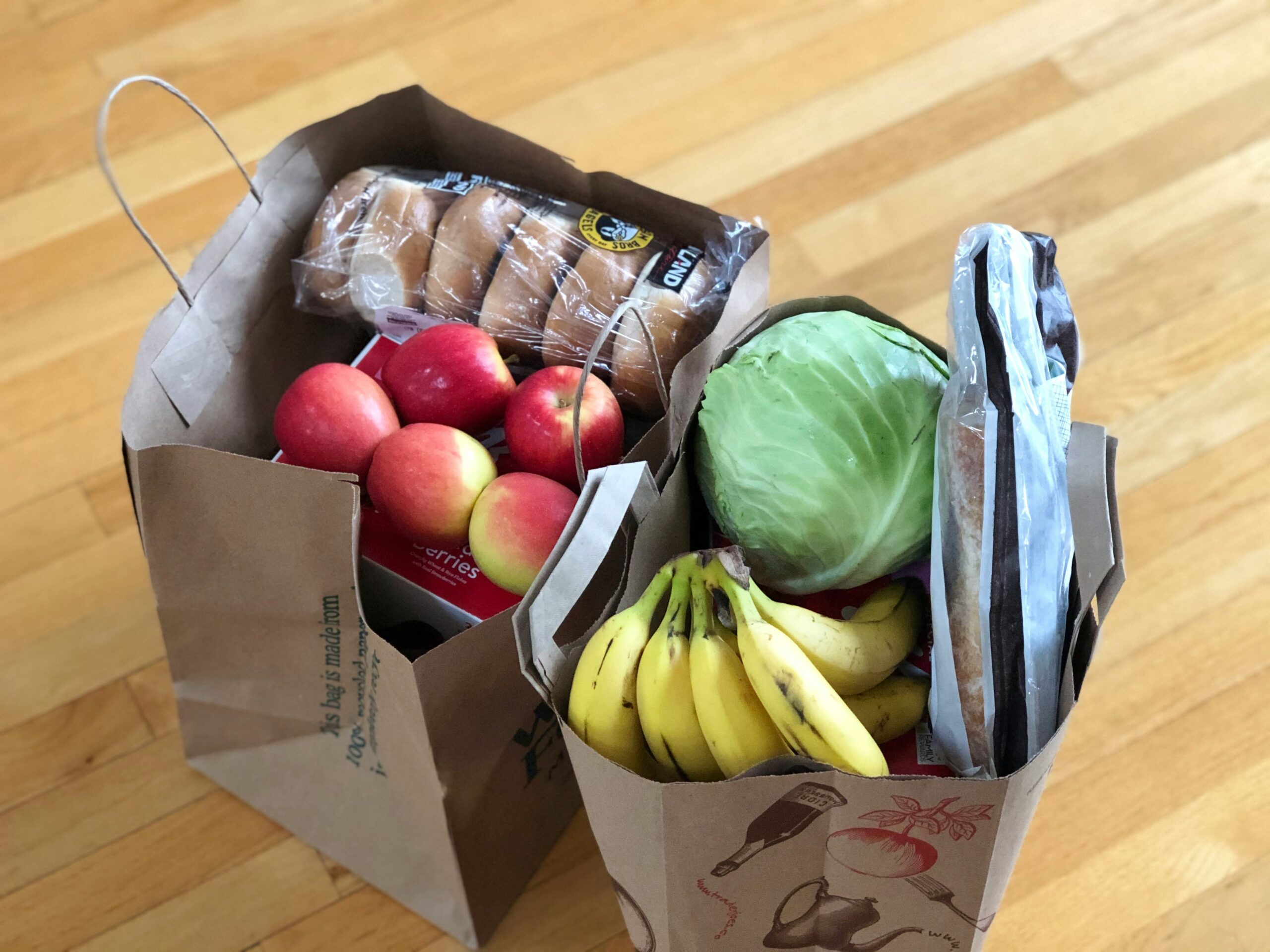 野菜と果物の入った紙袋