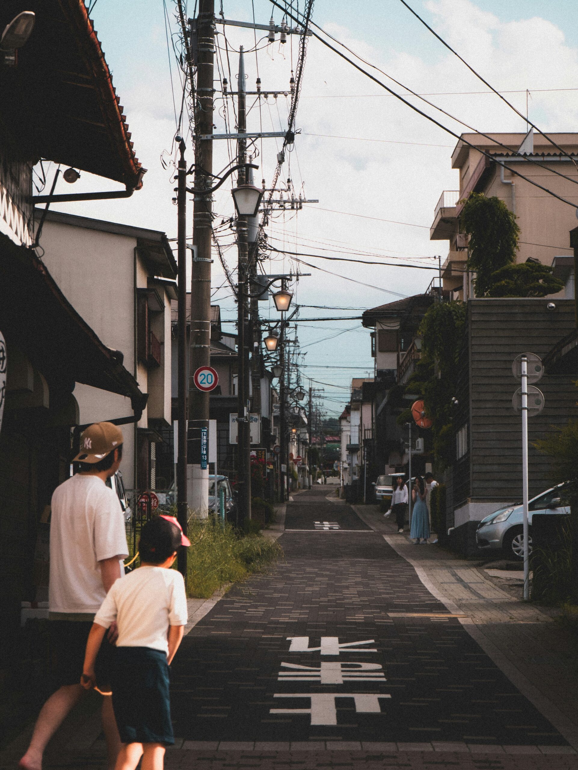 土浦市の相続登記 - 日本の住宅街の細い通り