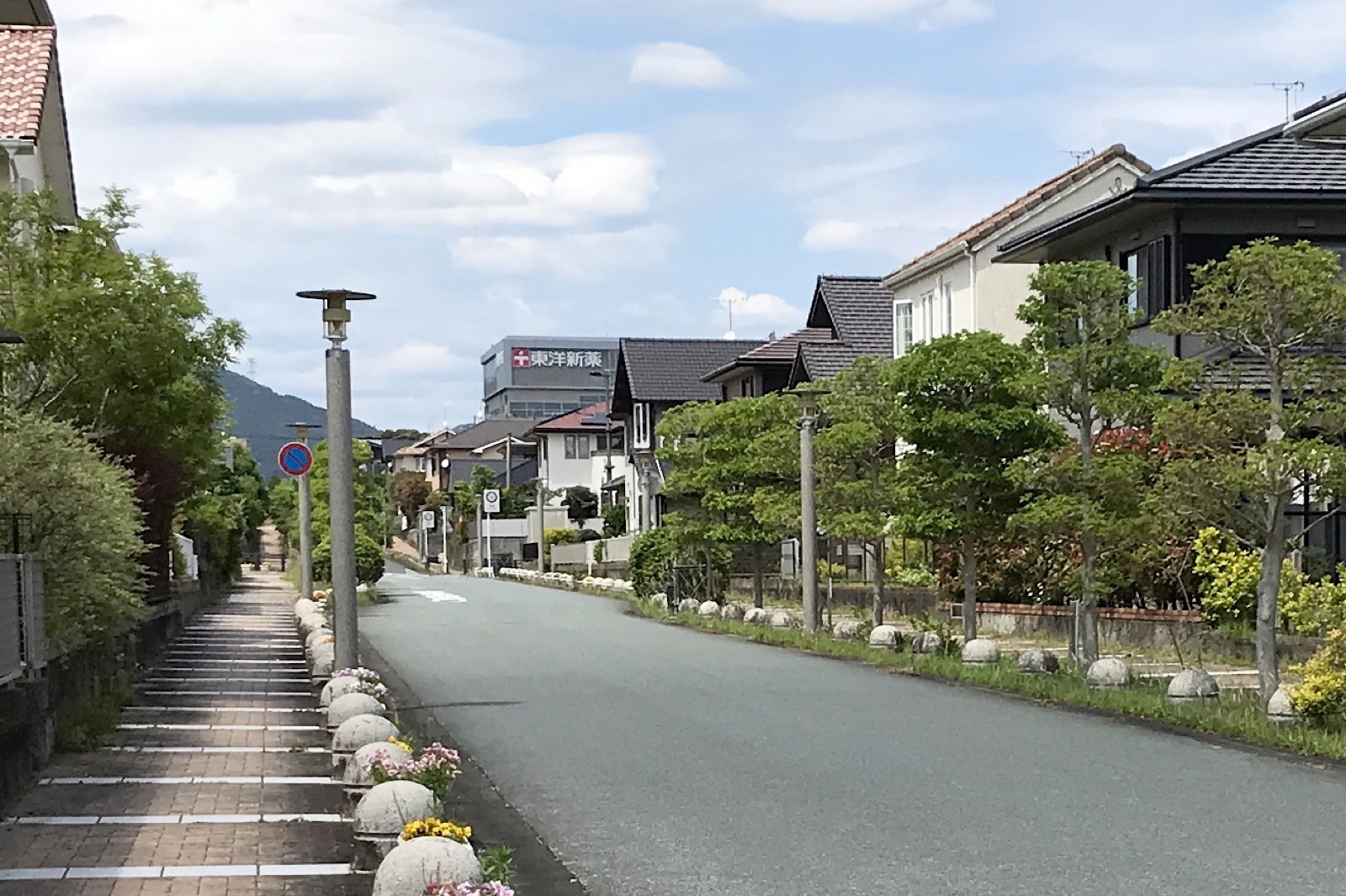 戸建て住宅が並ぶ住宅街のイメージ