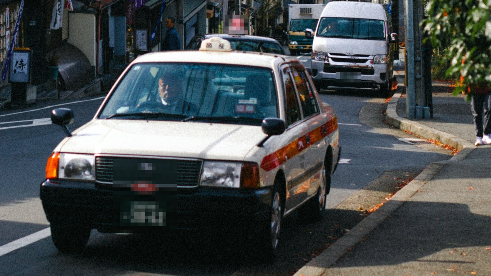 街を走るタクシー